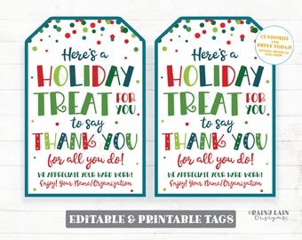 Może przedstawiać: Dwie drukowane etykiety prezentowe w świątecznym kolorze czerwonym, zielonym i niebieskim. Etykiety zawierają tekst "Here's a Holiday Treat to say Thank You for all you do!" na tle konfetti. Tekst "Editable & Printable Tags" pojawia się na dole obrazu.