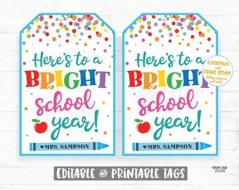 Op de afbeelding: Twee printbare cadeaulabels met een kleurrijke confetti-achtergrond. De labels bevatten de tekst "Here's to a BRIGHT school year!" met een rode appel en een kleurpotlood. De tekst "MRS. SAMPSON" staat onderaan elk label.