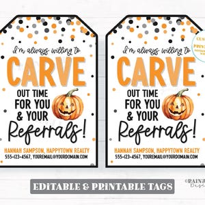 Może przedstawiać: Dwie etykiety prezentowe o tematyce Halloween z czarną obwódką i białym tłem. Etykiety zawierają pomarańczowy tekst z napisem "Zawsze chcę WYKROIĆ CZAS DLA CIEBIE I TWOICH Poleceń!" z grafiką dyni.