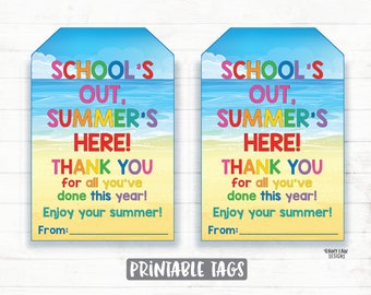 Puede incluir: Dos etiquetas de regalo imprimibles con un tema de playa. Las etiquetas presentan un cielo azul, olas del océano y arena amarilla. El texto en las etiquetas dice "School's Out, Summer's Here! Thank You for all you've done this year! Enjoy your summer!" con una línea para el nombre del remitente.