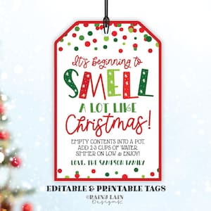 Może przedstawiać: Czerwona i zielona świąteczna etykieta prezentowa z białymi kropkami. Na niej napis "It's beginning to SMELL A LOT LIKE Christmas!" oraz "EMPTY CONTENTS INTO A POT. ADD 2-3 CUPS OF WATER SIMMER ON LOW & ENJOY! LOVE, THE SAMPSON FAMILY".
