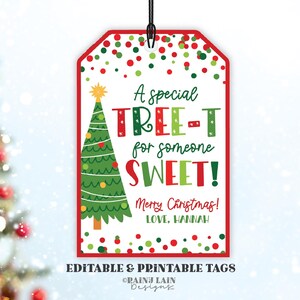 Puede incluir: Una etiqueta de regalo de Navidad roja, verde y blanca con un árbol de Navidad de dibujos animados y el texto "A special TREE-T for someone SWEET! Merry Christmas! LOVE, HANNAH".