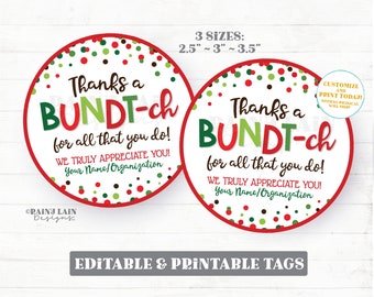 Pode incluir: Duas etiquetas de presente redondas, vermelhas e brancas, imprimíveis com um padrão de confete verde, vermelho e branco. As etiquetas dizem "Obrigado a um BUNDT-ch por tudo o que você faz! Realmente apreciamos seu trabalho! Seu nome/organização". As etiquetas estão disponíveis em três tamanhos: 2,5 polegadas, 3 polegadas e 3,5 polegadas.
