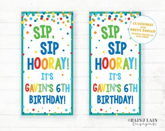 Puede incluir: Dos carteles imprimibles con un fondo de confeti colorido. Los carteles dicen "Sip, Sip, Hooray! It's Gavin's 6th Birthday!" en una fuente arcoíris.