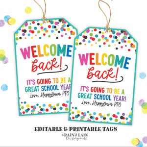Könnte beinhalten: Zwei Willkommens-zurück-Etiketten mit einem farbenfrohen Konfetti-Design. Die Etiketten lauten "WELCOME back!" und "IT'S GOING TO BE A GREAT SCHOOL YEAR!" mit dem Text "Love, Happytown PTO" darunter. Die Etiketten sind editierbar und druckbar.