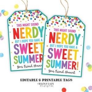 Può includere: Due etichette regalo stampabili con bordo turchese e coriandoli colorati. Le etichette recitano "This might sound nerdy but I hope you have a sweet summer!" in colori vivaci. Le etichette sono personalizzate con il nome "Hannah".