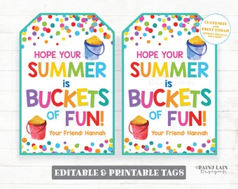 Puede incluir: Dos etiquetas de regalo imprimibles con un fondo de confeti colorido. Las etiquetas presentan un cubo de arena y el texto "¡Espero que tu verano esté lleno de diversión!" con la opción de agregar un nombre personalizado.