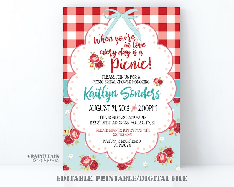 Puede incluir: Una invitaci&oacute;n imprimible para una despedida de soltera con un fondo de cuadros rojos y blancos. La invitaci&oacute;n presenta un lazo azul y blanco, flores rojas y el texto "When you're in love every day is a Picnic!" La invitaci&oacute;n es para una despedida de soltera en honor a Kaitlyn Sonders el 21 de agosto de 2018 a las 2:00 PM. La invitaci&oacute;n incluye la direcci&oacute;n y la informaci&oacute;n de RSVP.