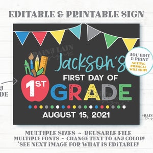 Puede incluir: Señal editable e imprimible para el primer día de escuela. La señal es negra con textura de pizarra y presenta una manzana roja con el número 1 y la palabra "ST" en ella. La señal también tiene las palabras "Jackson's First Day of 1st Grade" y la fecha "August 15, 2021".