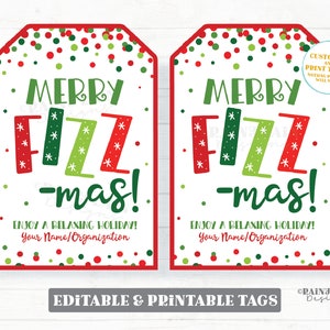 Op de afbeelding: Twee printbare cadeaulabels met een rode en groene stippenachtergrond. De labels bevatten de tekst "Merry Fizz-mas!" met groene en rode letters. De tekst "Enjoy a relaxing holiday!" staat onder de hoofdtekst, gevolgd door "Your Name/Organization". De labels zijn bewerkbaar en printbaar.