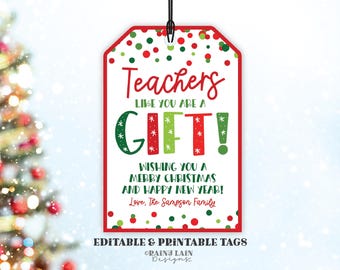 Könnte beinhalten: Druckbarer Weihnachtsgeschenkanhänger mit roten und grünen Punkten und dem Text "Lehrer wie du sind ein Geschenk! Ich wünsche dir ein frohes Weihnachtsfest und ein glückliches neues Jahr! Liebe Grüße, Familie Sampson."