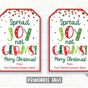 Puede incluir: Dos etiquetas de regalo de Navidad imprimibles con un fondo de lunares rojo y verde. Las etiquetas presentan el texto "Spread Joy not Germs! Merry Christmas!" con un gráfico "Joy" y "Germs" rojo y verde. Las etiquetas tienen un espacio para un nombre en la parte inferior.