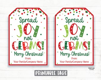 Puede incluir: Dos etiquetas de regalo de Navidad imprimibles con un fondo de lunares rojo y verde. Las etiquetas presentan el texto "Spread Joy not Germs! Merry Christmas!" con un gráfico "Joy" y "Germs" rojo y verde. Las etiquetas tienen un espacio para un nombre en la parte inferior.