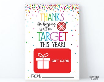 Puede incluir: Una tarjeta de regalo colorida con confeti y un gráfico de objetivo. El texto dice "THANKS for keeping us all on TARGET THIS YEAR!" y "GIFT CARD".