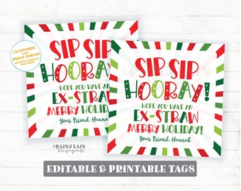 Puede incluir: Dos etiquetas de regalo imprimibles con un fondo a rayas rojo y verde. Las etiquetas presentan el texto "Sip Sip Hooray! Hope you have an ex-straw Merry Holiday!" con un esquema de color rojo y verde. El texto "Your Friend, Hanna" se incluye en la parte inferior de cada etiqueta.
