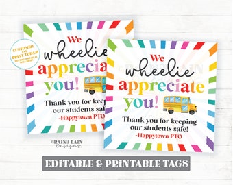 Puede incluir: Dos etiquetas imprimibles con un fondo de rayas de arcoíris de colores. Las etiquetas dicen "We wheelie appreciate you!" con una ilustración de autobús escolar amarillo. El texto "Thank you for keeping our students safe!" está debajo del autobús. El texto "Happytown PTO" está en la parte inferior de la etiqueta.