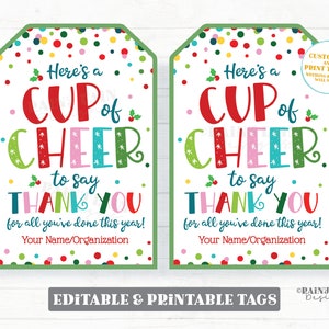 Könnte beinhalten: Zwei druckbare Geschenkanhänger mit weißem Hintergrund und bunten Punkten. Die Anhänger zeigen den Text "Here's a Cup of Cheer to say Thank You for all you've done this year!" mit der Möglichkeit, einen Namen oder eine Organisation hinzuzufügen.