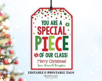 Może przedstawiać: Czerwona i zielona świąteczna etykieta prezentowa z białymi kropkami. Etykieta zawiera napis "You are a special piece of our class! Merry Christmas! Love, Hannah Sampson".