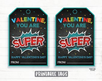Könnte beinhalten: Zwei druckbare Valentinstag-Geschenk-Etiketten mit einem schwarzen Tafelhintergrund. Die Etiketten zeigen den Text "Valentine, You Are Super" in einer bunten Comic-Schriftart. Die Etiketten haben einen Platz für einen Namen unten.