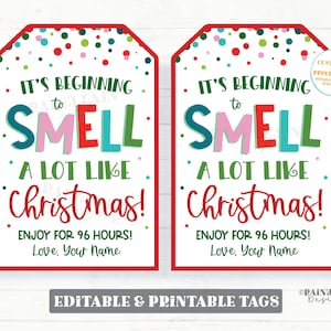 Puede incluir: Dos etiquetas de regalo imprimibles con un borde rojo y un fondo blanco. Las etiquetas presentan un patr&oacute;n de lunares coloridos y el texto "It's beginning to smell a lot like Christmas! Enjoy for 96 hours! Love, Your Name".