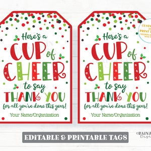 Könnte beinhalten: Zwei druckbare Geschenkanhänger mit rotem und grünem Punkte-Hintergrund. Die Anhänger sagen "Hier ist eine Tasse voller Freude, um Danke zu sagen für alles, was du dieses Jahr getan hast!" mit Platz für einen Namen oder eine Organisation.