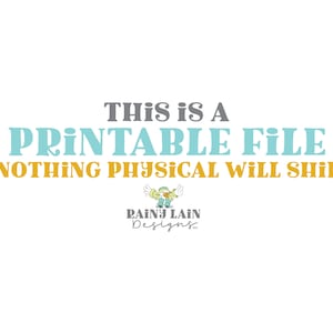 Puede incluir: Gr&aacute;fico de texto con las palabras "This is a Printable File Nothing Physical Will Ship" en texto azul y gris. El texto est&aacute; sobre un fondo blanco. Debajo del texto hay un logotipo para "Rainy Lain Designs" con un p&aacute;jaro de dibujos animados que lleva un sombrero azul y blanco.