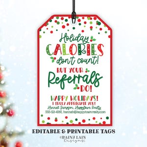 Peut inclure: Une étiquette cadeau de Noël rouge et verte avec des pois blancs. L'étiquette indique "Les calories des fêtes ne comptent pas ! Mais vos références, si !" avec un graphique de brin de houx. L'étiquette comprend également un nom d'entreprise et des coordonnées.