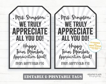 Op de afbeelding: Twee zwart-witte bedrukbare cadeau-etiketten met een stervormig ontwerp. De tekst op de etiketten luidt "Mevrouw Sampson. We waarderen alles wat u doet! Fijne week van waardering voor teamleden! Van: Happytown PTO".