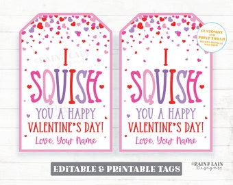 Pode incluir: Dois rótulos de presente imprimíveis para o Dia dos Namorados com fundo rosa e branco. Os rótulos apresentam um design de corações rosa, roxo e vermelho com o texto "I Squish You a Happy Valentine's Day! Love, Your Name".