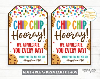 Może przedstawiać: Dwie drukowane etykiety prezentowe z wzorem ciasteczka i konfetti. Etykiety zawierają napis "Chip Chip Hooray! We appreciate you every day! Thank you for all you do! -Happytown PTO".