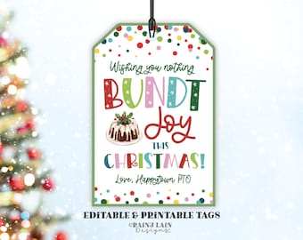 Pode incluir: Uma etiqueta de presente de Natal verde com um padrão de confete colorido. A etiqueta apresenta um bolo bundt de desenho animado e o texto "Wishing you nothing but bundt joy this Christmas! Love, Happytown PTO".