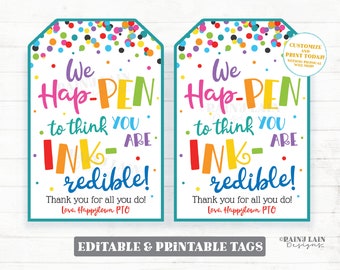 Könnte beinhalten: Zwei druckbare Geschenkanhänger mit einem bunten Konfetti-Hintergrund. Die Anhänger sagen "We hap-pen to think you are ink-redible!" mit einer Regenbogen-Schrift. Der Text "Thank you for all you do! Love, Happytown PTO" befindet sich am unteren Rand jedes Anhängers.