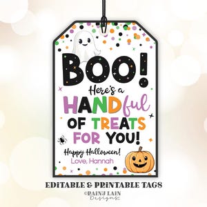 Peut inclure: Étiquette de sac de friandises d'Halloween imprimable avec un motif de fantôme et de citrouille. L'étiquette indique "BOO! Here's a HANDful OF TREATS FOR YOU! Happy Halloween! Love, Hannah".