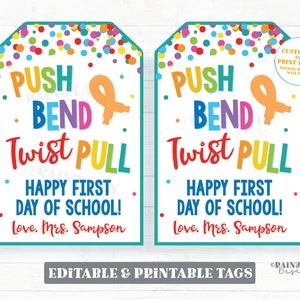 Może przedstawiać: Dwie etykiety do wydrukowania z kolorowym tłem z konfetti. Etykiety zawierają tekst "PUSH BEND Twist PULL" i "HAPPY FIRST DAY OF SCHOOL!" z tekstem "Love. Mrs. Sampson" na dole. Etykiety są edytowalne i nadają się do druku.