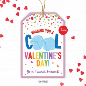 Puede incluir: Una etiqueta de regalo de San Valentín con un borde rosa y una cuerda. La etiqueta dice "Wishing You a Cool Valentine's Day!" con gráficos de cubitos de hielo. La etiqueta está decorada con corazones coloridos y el nombre "Hannah".