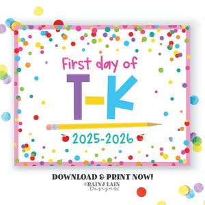 Puede incluir: Un letrero colorido con el texto "First day of T-K" en rosa, morado, amarillo y azul. El año "2025-2026" está debajo, con ilustraciones de lápiz y manzana. El letrero está enmarcado en rosa y decorado con confeti colorido.