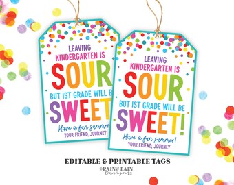 Op de afbeelding: Twee bedrukbare cadeaulabels met een witte achtergrond en een kleurrijke confetti-rand. De labels lezen "Leaving Kindergarten is SOUR but 1st Grade will be SWEET!" met een zomerboodschap. De labels zijn vastgebonden met touw.