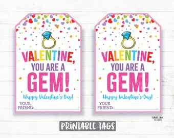 Könnte beinhalten: Zwei druckbare Valentinstag-Geschenk-Etiketten mit rosa Hintergrund und bunten Herzen. Die Etiketten zeigen einen Cartoon-Ring mit einem blauen Edelstein und den Text "Valentine, du bist ein Juwel! Frohen Valentinstag!" mit einem Platz zum Schreiben von "Dein Freund:"
