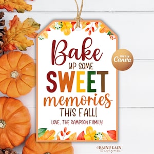 Könnte beinhalten: Ein Geschenk-Anhänger zum Thema Herbst mit dem Text "Bake up some sweet memories this fall!" in verschiedenen Farben. Der Anhänger ist mit Herbstblättern und Kürbissen verziert. Der Anhänger ist mit einem natürlichen Bindfaden gebunden.