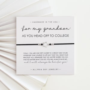 Bracelet cadeau avec carte « Off to College » petit-fils, cadeau universitaire petit-fils, remise des diplômes, étudiant de première année, grand-mère petit-fils, n'importe où