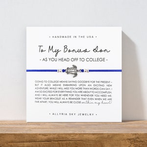 Bracelet cadeau avec carte « Off to College » en prime, cadeau de rentrée en prime fils, remise des diplômes, cadeau de première année en prime, fils prime à l'université