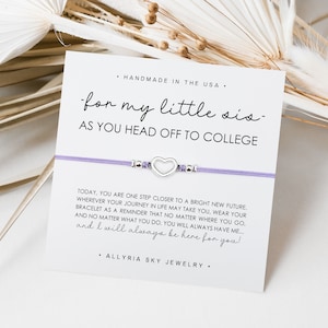 Bracelet cadeau avec carte « En route pour l'université » petite sœur, cadeau universitaire sœur, remise des diplômes, étudiant de première année, petite sœur grande sœur, n'importe où