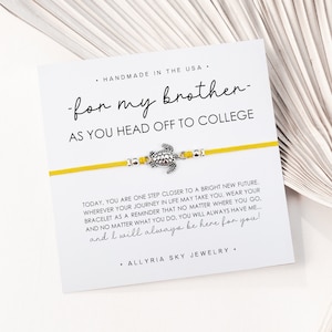 Bracelet cadeau avec carte frère « Off to College », cadeau frère collège, remise des diplômes, étudiant de première année, cadeau frère soeur, cadeau pour frères