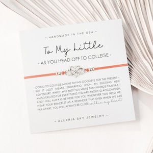 Bracelet cadeau avec petite carte « En route pour l'université », cadeau petite soeur, remise des diplômes d'une soeur, étudiant de première année, cadeau universitaire, grande petite sororité