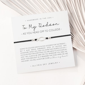 Bracelet cadeau avec carte filleul « Off to College », rentrée des classes du filleul, remise des diplômes, cadeau marraine et filleul, filleul de première année, filleul College