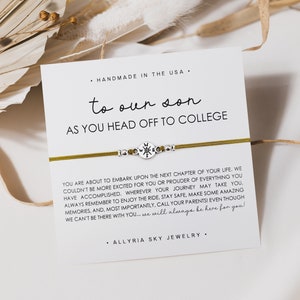 Bracelet cadeau avec carte « Off to College » pour fils, cadeau pour maman, papa, fils, remise des diplômes, fils de retour à l'école, fils de première année, appelez vos parents