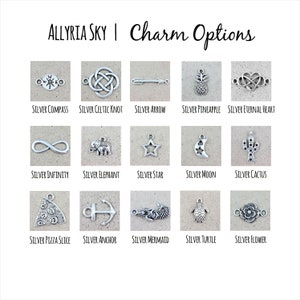 Puede incluir: Una cuadr&iacute;cula de 15 dijes de plata, cada uno representando un dise&ntilde;o diferente. Los dijes est&aacute;n dispuestos en tres filas de cinco. Los dijes incluyen una br&uacute;jula, un nudo celta, una flecha, una pi&ntilde;a, un s&iacute;mbolo de infinito, un elefante, una estrella, una luna, un cactus, una rebanada de pizza, un ancla, una sirena, una tortuga y una flor.