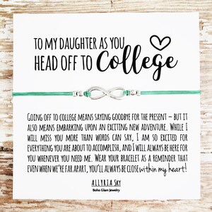 K&ouml;nnte beinhalten: Eine wei&szlig;e Karte mit einem gr&uuml;nen und silbernen Armband. Die Karte tr&auml;gt den Text "To my daughter as you head off to college" und ein Herzsymbol. Der Text setzt sich mit einer Botschaft &uuml;ber das Abschiednehmen und den Beginn eines neuen Abenteuers fort. Die Karte ist signiert mit "Allyria Sky, Boho Glam Jewelry."