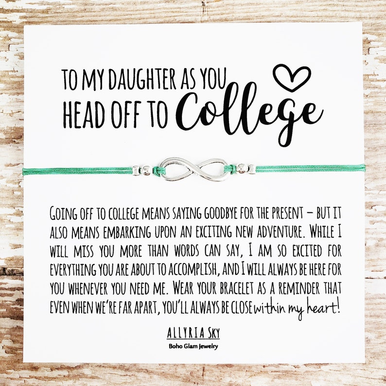 K&ouml;nnte beinhalten: Eine wei&szlig;e Karte mit einem gr&uuml;nen und silbernen Armband. Die Karte tr&auml;gt den Text "To my daughter as you head off to college" und ein Herzsymbol. Der Text setzt sich mit einer Botschaft &uuml;ber das Abschiednehmen und den Beginn eines neuen Abenteuers fort. Die Karte ist signiert mit "Allyria Sky, Boho Glam Jewelry."