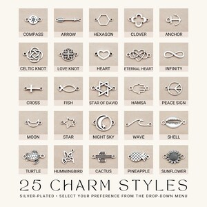 K&ouml;nnte beinhalten: Eine Sammlung von 25 silberplattierten Charms zum Schmuckmachen. Die Charms zeigen verschiedene Designs, darunter einen Kompass, einen Pfeil, ein Hexagon, ein Kleeblatt, einen Anker, einen keltischen Knoten, einen Liebesknoten, ein Herz, ein ewiges Herz, Unendlichkeit, ein Kreuz, einen Fisch, einen Davidstern, eine Hamsa, ein Friedenszeichen, einen Mond, einen Stern, einen Nachthimmel, eine Welle, eine Muschel, eine Schildkr&ouml;te, einen Kolibri, einen Kaktus, eine Ananas und eine Sonnenblume.